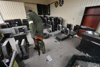Донецкая область. г.Мариуполь. Военнослужащий ДНР в здании на одной из улиц города в окрестностях завода `Азовсталь`.