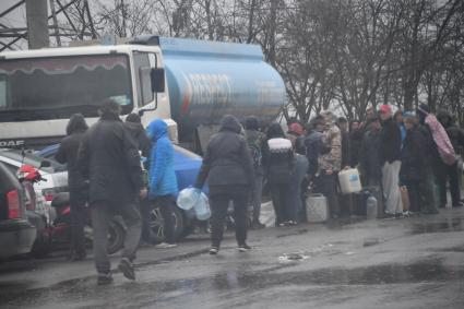 Донецкая область. г.Мариуполь. Жители города стоят в очереди  за питьевой водой.