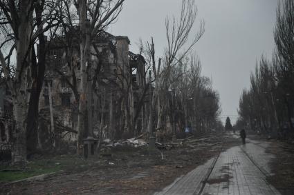 Донецкая область. г.Мариуполь.   Разрушенные  в результате обстрелов дома и улица .