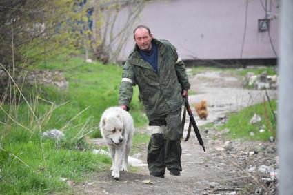 Донецкая область. г.Мариуполь. Военнослужащий ДНР на одной из улиц города в окрестностях завода `Азовсталь`.