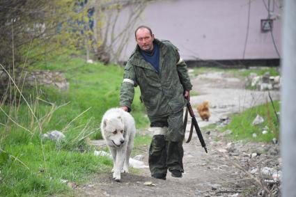 Донецкая область. г.Мариуполь.  Военнослужащий ДНР на одной из улиц  города в окрестностях  завода `Азовсталь`.