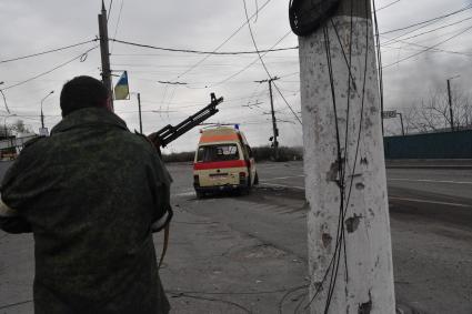 Донецкая область. г.Мариуполь.  Военнослужащий ДНР на одной из улиц  города в окрестностях  завода `Азовсталь`.