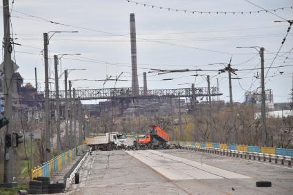 Донецкая область. г.Мариуполь.  Заграждение на  одной из улиц  города в окрестностях  завода `Азовсталь`.