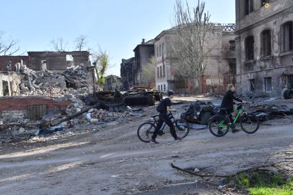 Донецкая область. г.Мариуполь. Военная техника, поврежденная во время боевых действий, на одной из улиц города.