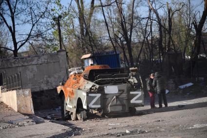 Донецкая область. г.Мариуполь. Военная техника, поврежденная во время боевых действий, на одной из улиц города.