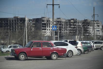 Донецкая область. г.Мариуполь. Жилые дома, разрушенные в результате обстрелов.