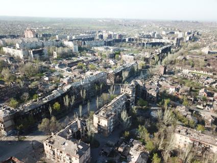 Донецкая область. г.Мариуполь. Вид сверху на разрушенный центр города после боев.