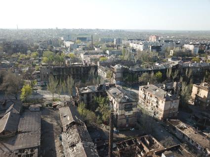 Донецкая область. г.Мариуполь. Вид сверху на разрушенный центр города после боев.