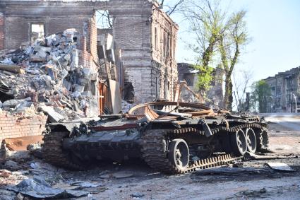 Донецкая область. г.Мариуполь. Военная техника, поврежденная во время боевых действий, на одной из улиц города.