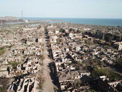 Донецкая область. г.Мариуполь. Вид сверху на разрушенный центр города после боев.