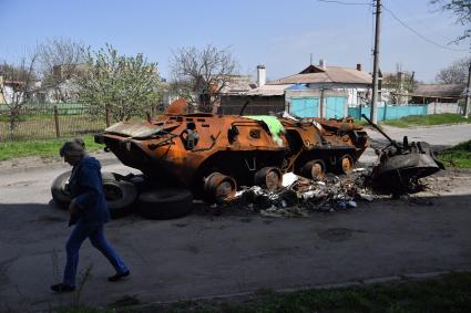 Донецкая область. г.Мариуполь. Военная техника, поврежденная во время боевых действий, на одной из улиц города.