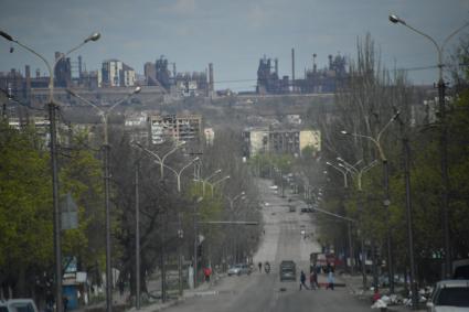 Донецкая область. г.Мариуполь.  Разрушенные здания в центре города. На дальнем плане   металлургический комбинат`Азовсталь`.