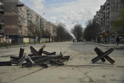 Донецкая область. г.Мариуполь.  Противотанковые ежи на улице города.