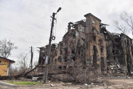 Донецкая область. г.Мариуполь. Разрушенные в результате обстрелов дома .