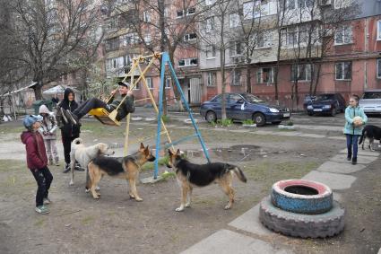 Донецкая область. г.Мариуполь. Дети играют в одном из дворов города.