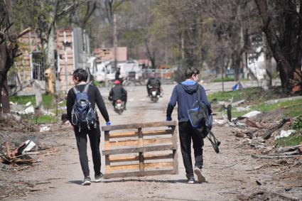 Донецкая область. г.Мариуполь. Люди в разрушенной в результате боев центральной части города.