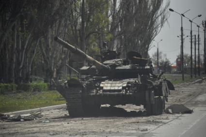 Донецкая область. г.Мариуполь. Военная техника на одной из улиц города.