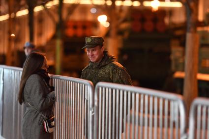 Москва.  Девушка разговаривает с военнослужащим   на Тверской улице после репетиции парада Победы на Красной площади, посвященного 77-й годовщине Победы в Великой Отечественной войне.