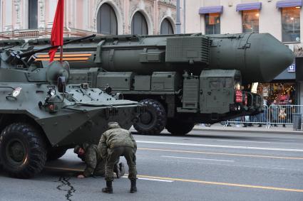 Москва.   Военная техника на  Тверской улице перед началом репетиции парада Победы на Красной площади, посвященного 77-й годовщине Победы в Великой Отечественной войне.