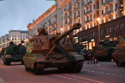 Москва.   Военная техника на  Тверской улице перед началом репетиции парада Победы на Красной площади, посвященного 77-й годовщине Победы в Великой Отечественной войне.