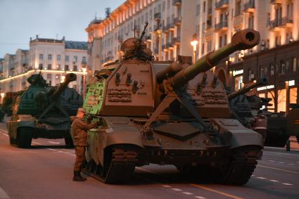 Москва.   Военная техника на  Тверской улице перед началом репетиции парада Победы на Красной площади, посвященного 77-й годовщине Победы в Великой Отечественной войне.