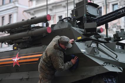 Москва.   Военная техника на  Тверской улице перед началом репетиции парада Победы на Красной площади, посвященного 77-й годовщине Победы в Великой Отечественной войне.