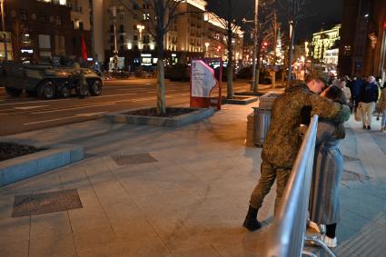 Москва.  Девушка разговаривает с военнослужащим   на Тверской улице после репетиции парада Победы на Красной площади, посвященного 77-й годовщине Победы в Великой Отечественной войне.