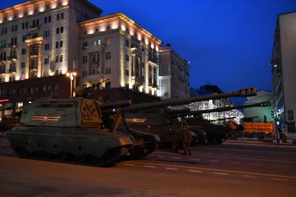 Москва.   Военная техника на  Тверской улице перед началом репетиции парада Победы на Красной площади, посвященного 77-й годовщине Победы в Великой Отечественной войне.