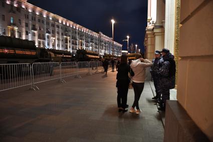 Москва.  Девушки разговаривают с  военнослужащими   на Тверской улице после репетиции парада Победы на Красной площади, посвященного 77-й годовщине Победы в Великой Отечественной войне.