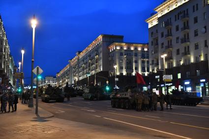 Москва.   Военная техника на  Тверской улице перед началом репетиции парада Победы на Красной площади, посвященного 77-й годовщине Победы в Великой Отечественной войне.