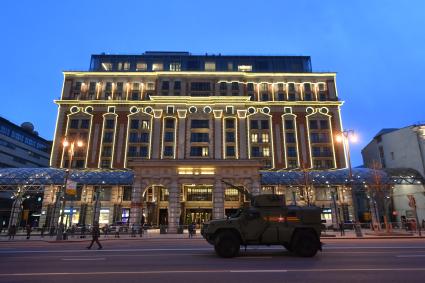 Москва.   Военная техника на  Тверской улице перед началом репетиции парада Победы на Красной площади, посвященного 77-й годовщине Победы в Великой Отечественной войне.