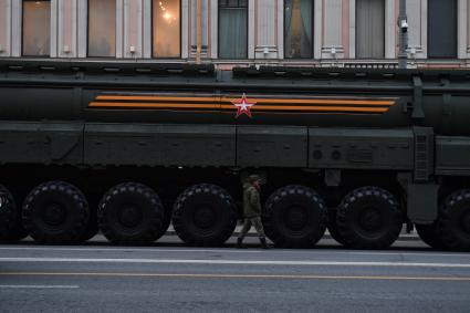 Москва.   Проезд военной  техники по Тверской улице  во время репетиции парада Победы на Красной площади, посвященного 77-й годовщине Победы в Великой Отечественной войне.