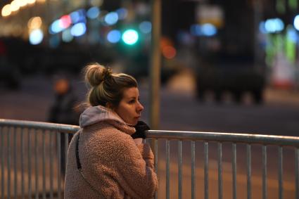 Москва.   Девушка  на Тверской улице во время  репетиции парада Победы на Красной площади, посвященного 77-й годовщине Победы в Великой Отечественной войне.