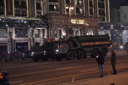 Москва.   Проезд военной  техники по Тверской улице  во время репетиции парада Победы на Красной площади, посвященного 77-й годовщине Победы в Великой Отечественной войне.