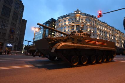 Москва.   Военная техника на  Тверской улице перед началом репетиции парада Победы на Красной площади, посвященного 77-й годовщине Победы в Великой Отечественной войне.