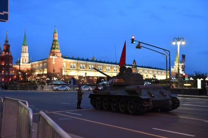 Москва.   Военная техника на  Тверской улице перед началом репетиции парада Победы на Красной площади, посвященного 77-й годовщине Победы в Великой Отечественной войне.