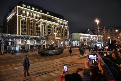 Москва.   Танк Т-72Б3  на Тверской улице  во время репетиции парада Победы на Красной площади, посвященного 77-й годовщине Победы в Великой Отечественной войне.