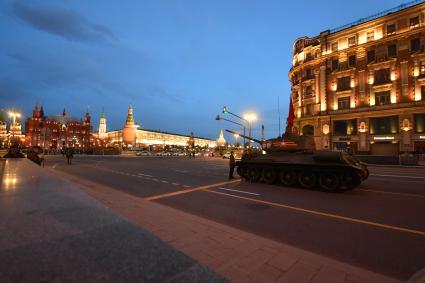 Москва.   Военная техника на  Тверской улице перед началом репетиции парада Победы на Красной площади, посвященного 77-й годовщине Победы в Великой Отечественной войне.