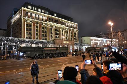 Москва.   Проезд военной  техники по Тверской улице  во время репетиции парада Победы на Красной площади, посвященного 77-й годовщине Победы в Великой Отечественной войне.