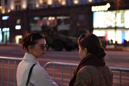 Москва.   Девушки  на Тверской улице во время  репетиции парада Победы на Красной площади, посвященного 77-й годовщине Победы в Великой Отечественной войне.