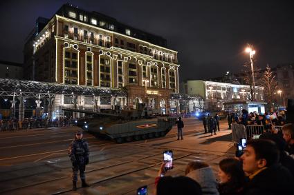 Москва.   Танк Т-72Б3  на Тверской улице  во время репетиции парада Победы на Красной площади, посвященного 77-й годовщине Победы в Великой Отечественной войне.