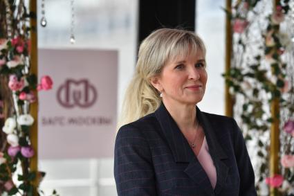 Москва. Исполняющая обязанности начальника управления ЗАГС Москвы Светлана Ухнёва во время торжественной регистрации брака на речном трамвайчике флотилии`Рэдиссон Ройал`.