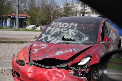 Донецкая область. г.Мариуполь. Автомобиль на одной из улиц города, пострадавший в результате обстрела.