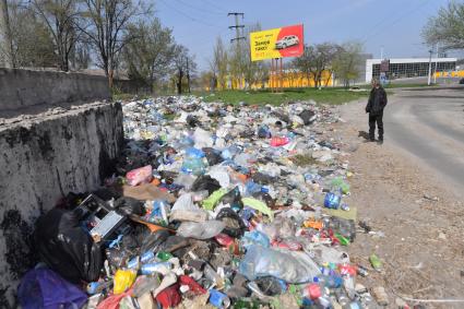 Донецкая область. г.Мариуполь. Мусор на одной из улиц города.