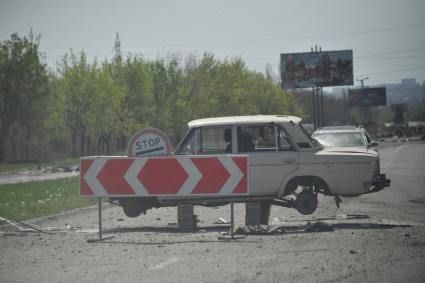 Донецкая область. г.Мариуполь. Разбитые автомобили на одной из улиц города.