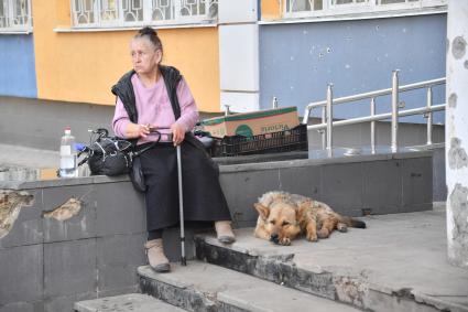 Донецкая область. г.Мариуполь. Женщина у входа в Областную больницу интенсивного лечения.