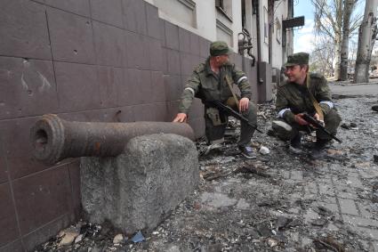 Донецкая область. г.Мариуполь. Военнослужащий народной милиции ДНР у Мариупольского  краеведческого музея.