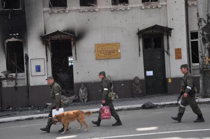 Донецкая область. г.Мариуполь. Военнослужащий народной милиции ДНР у Мариупольского  краеведческого музея.