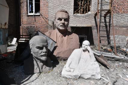 Донецкая область. г.Мариуполь. Скульптура Ленина во дворе Мариупольского краеведческого музея.