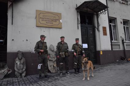 Донецкая область. г.Мариуполь. Военнослужащий народной милиции ДНР у Мариупольского  краеведческого музея.